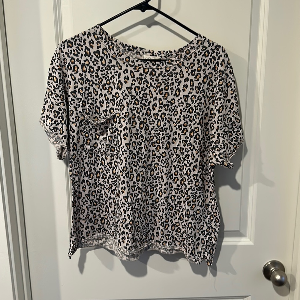 Cheetah print crop pocket tee. Size large